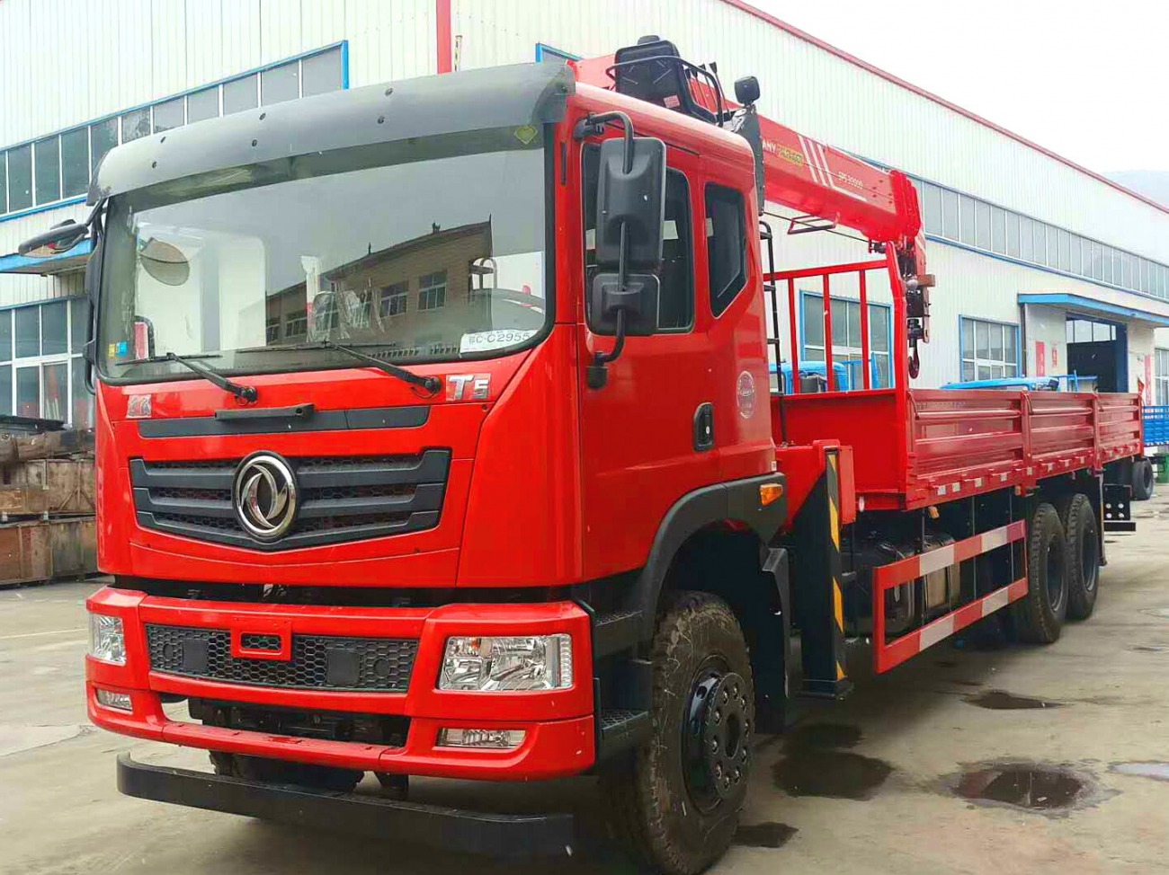 東風(fēng)隨車(chē)吊平板車(chē)直銷(xiāo)，專(zhuān)業(yè)生產(chǎn)汽車(chē)零配件